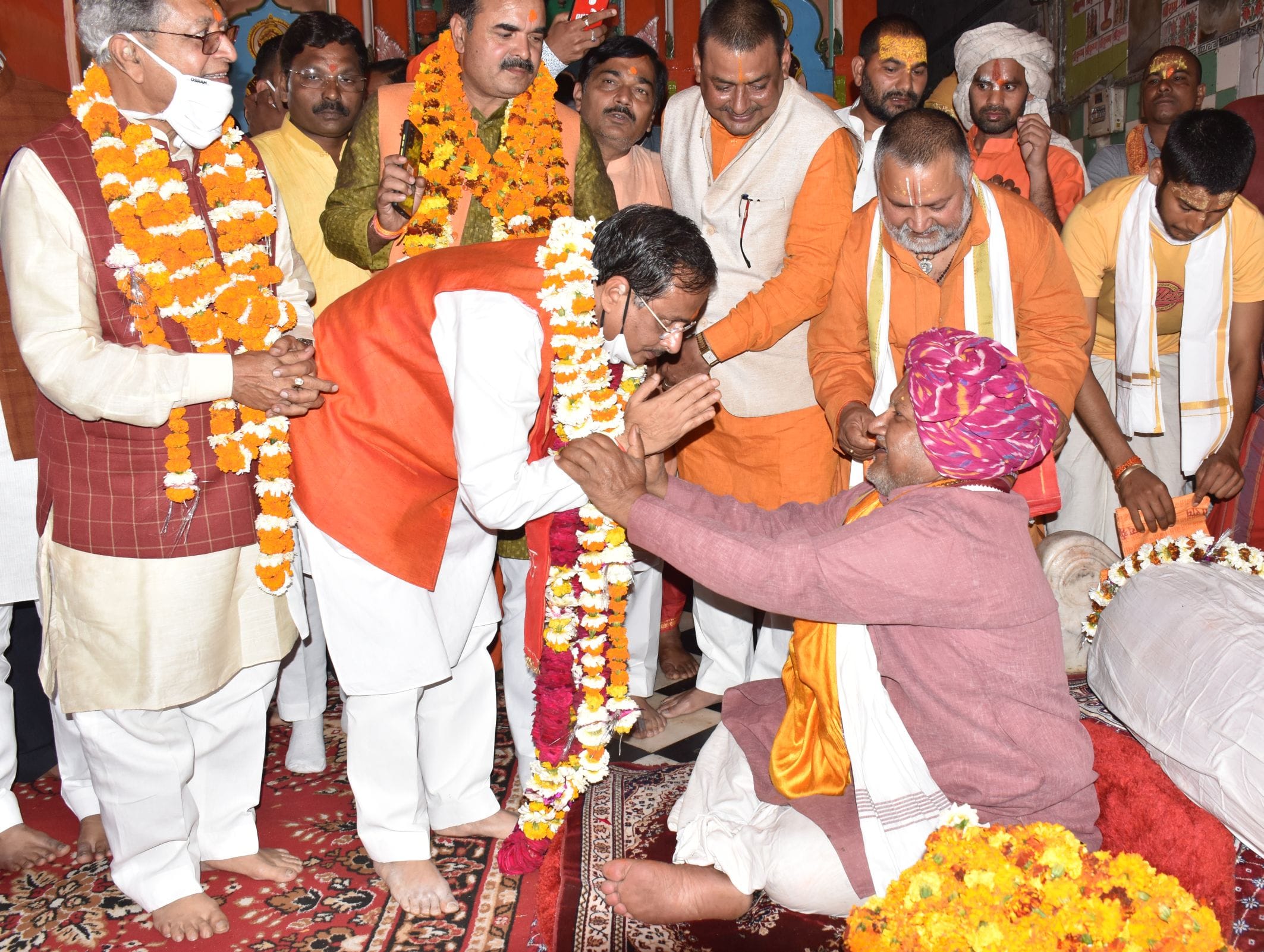 अयोध्या-हनुमानगढ़ी में दर्शन पूजन के बाद गद्दीनशीन महंत प्रेमदास से आशीर्वाद लेते डिप्टी सीएम ड अयोध्या-हनुमानगढ़ी में दर्शन पूजन के बाद गद्दीनशीन महंत प्रेमदास से आशीर्वाद लेते डिप्टी सीएम ड