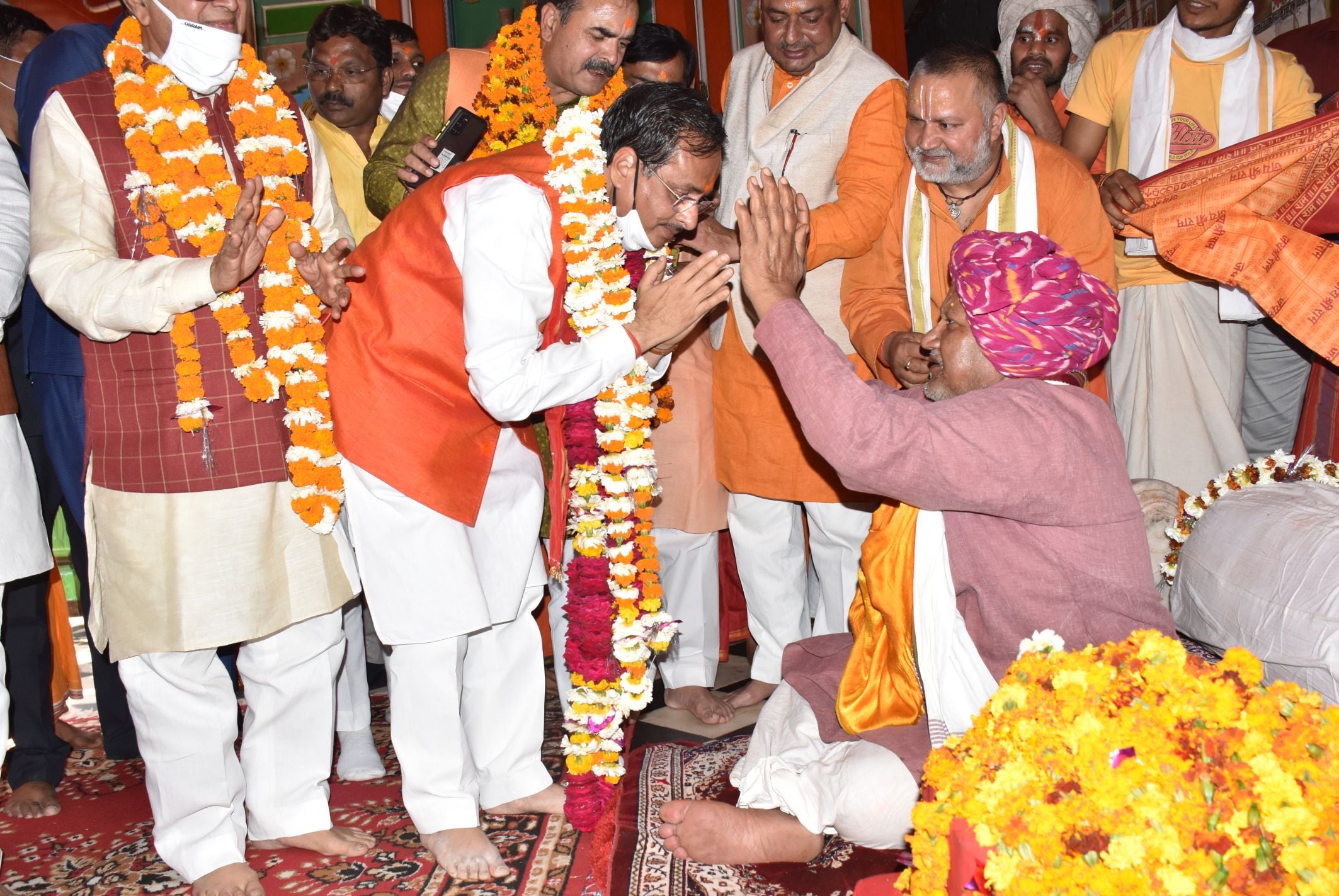 अयोध्या-हनुमानगढ़ी में दर्शन पूजन के बाद गद्दीनशीन महंत प्रेमदास से आशीर्वाद लेते डिप्टी सीएम ड अयोध्या-हनुमानगढ़ी में दर्शन पूजन के बाद गद्दीनशीन महंत प्रेमदास से आशीर्वाद लेते डिप्टी सीएम ड