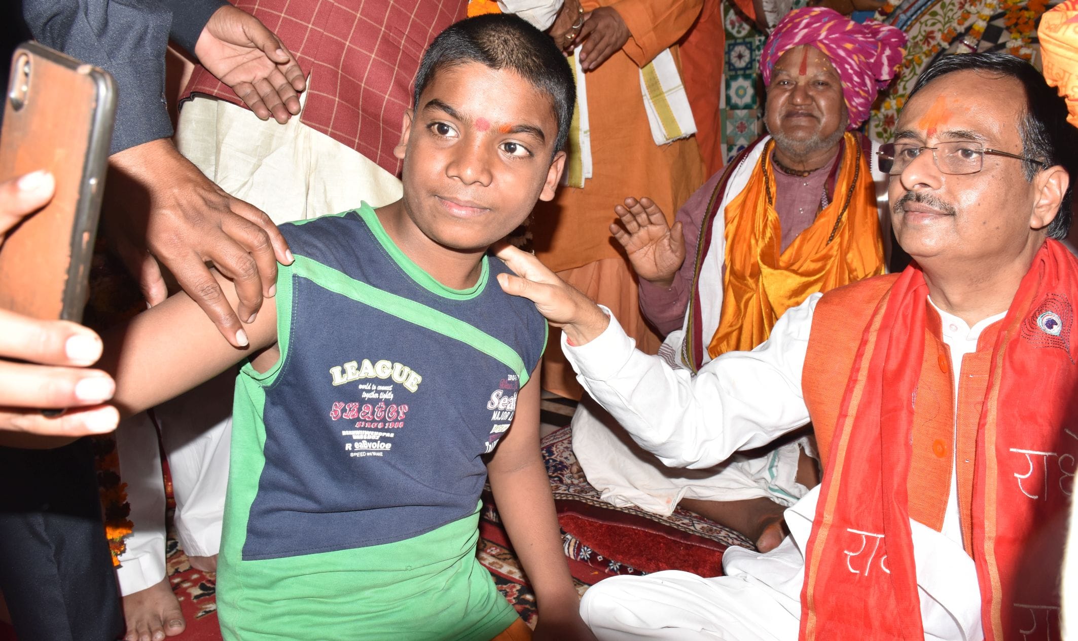 अयोध्या-हनुमानगढ़ी में दर्शन के बाद डिप्टी सीएम डा.दिनेश शर्मा के साथ सेल्फी लेता बच्चा अयोध्या-हनुमानगढ़ी में दर्शन के बाद डिप्टी सीएम डा.दिनेश शर्मा के साथ सेल्फी लेता बच्चा