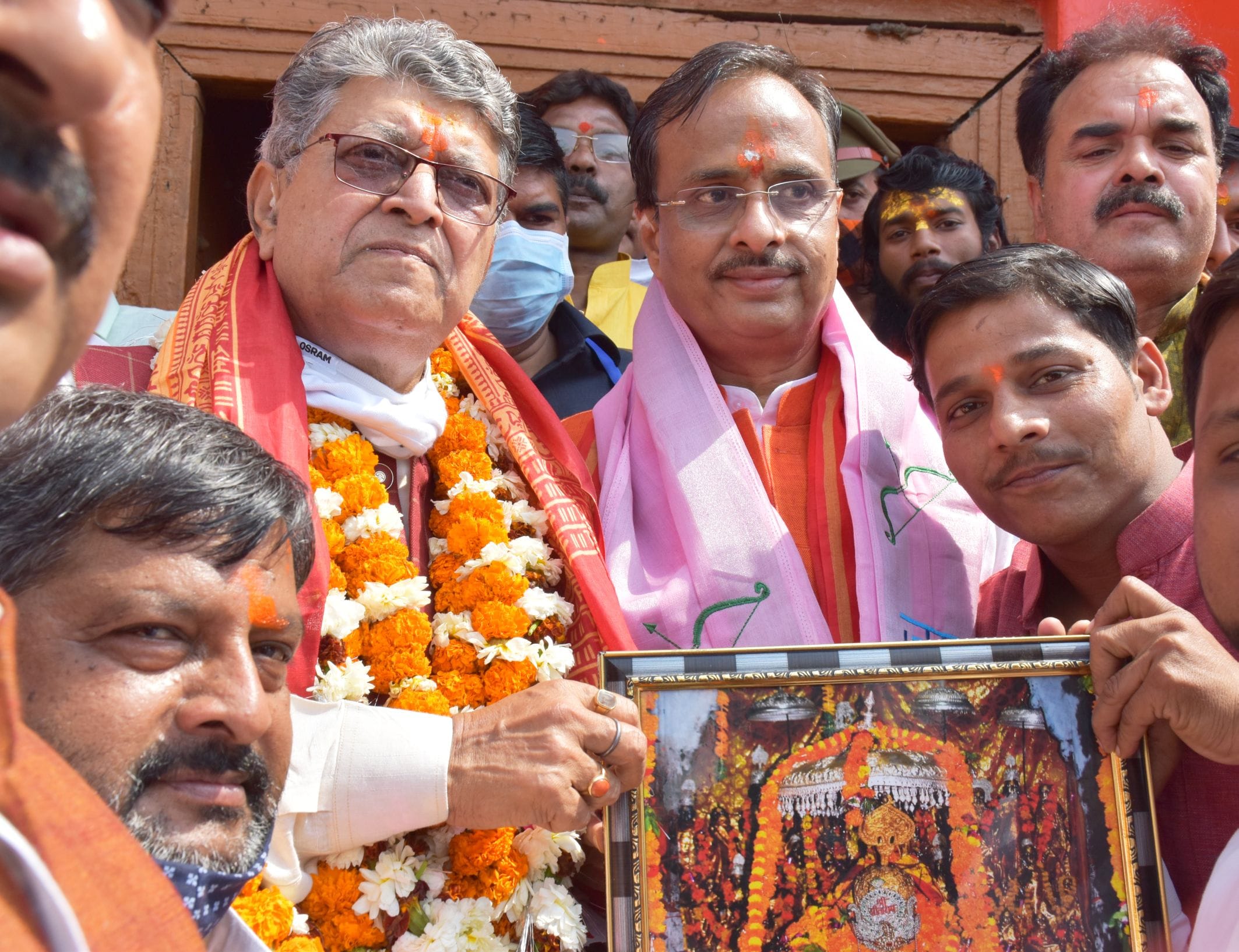 अयोध्या-हनुमानगढ़ी में दर्शन के बाद डिप्टी सीएम डा.दिनेश शर्मा का स्वागत करते भाजपा युवा मोर्चा ? अयोध्या-हनुमानगढ़ी में दर्शन के बाद डिप्टी सीएम डा.दिनेश शर्मा का स्वागत करते भाजपा युवा मोर्चा ?