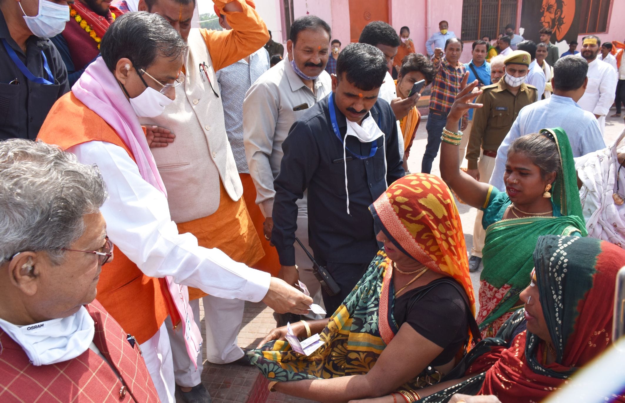 अयोध्या-हनुमानगढ़ी में दर्शन के बाद दान देते डिप्टी सीएम अयोध्या-हनुमानगढ़ी में दर्शन के बाद दान देते डिप्टी सीएम