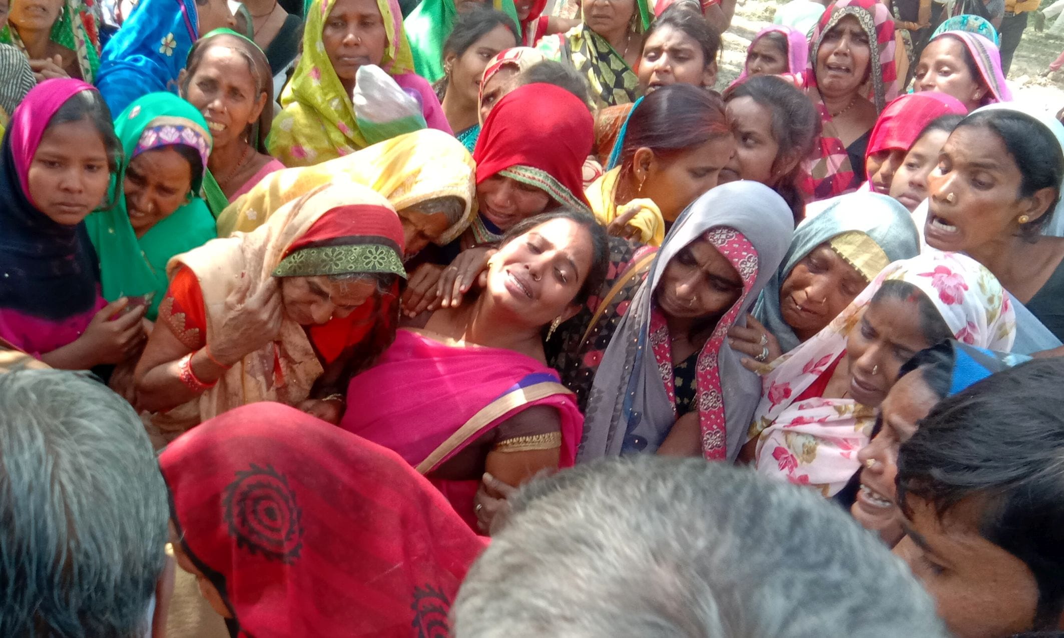 अयोध्या-मवई के रानेपुर में युवक की मौत के बाद बिलखते परिवारीजन अयोध्या-मवई के रानेपुर में युवक की मौत के बाद बिलखते परिवारीजन
