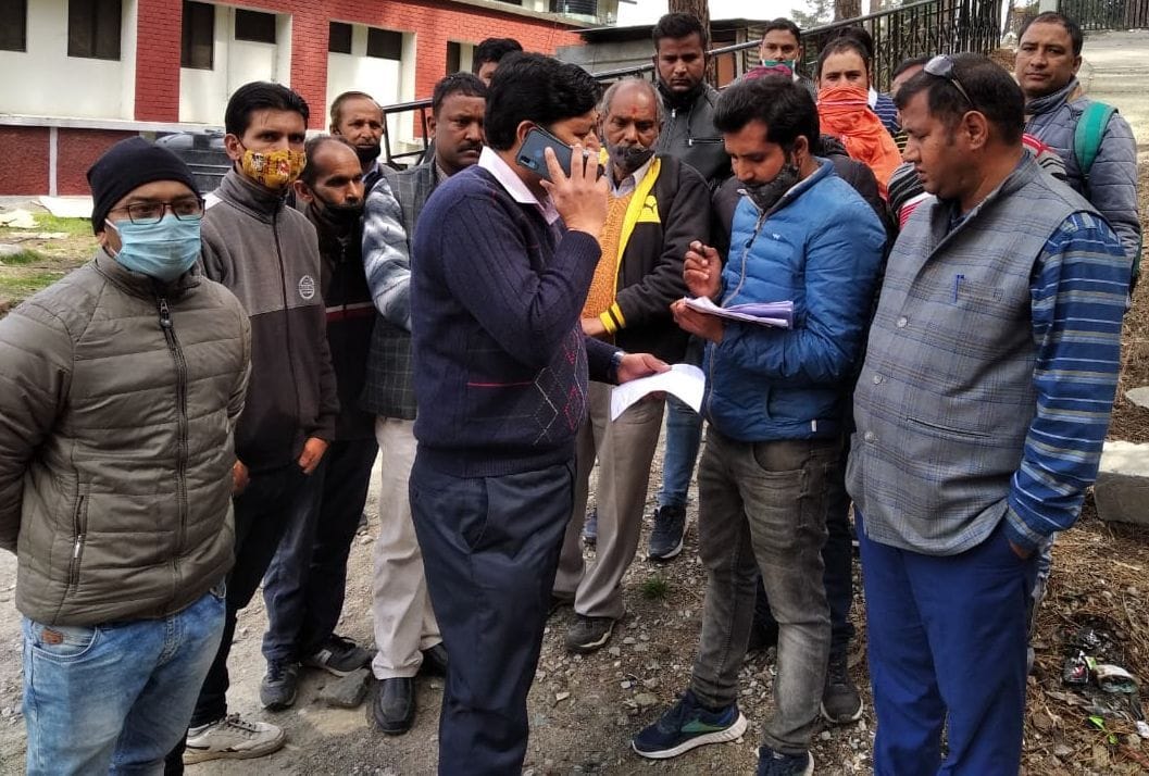 मृतक के आश्रित को नौकरी देने की मांग करते चमड़खान क्षेत्र के जनप्रतिनिधि। संवाद न्यूज एजेंसी