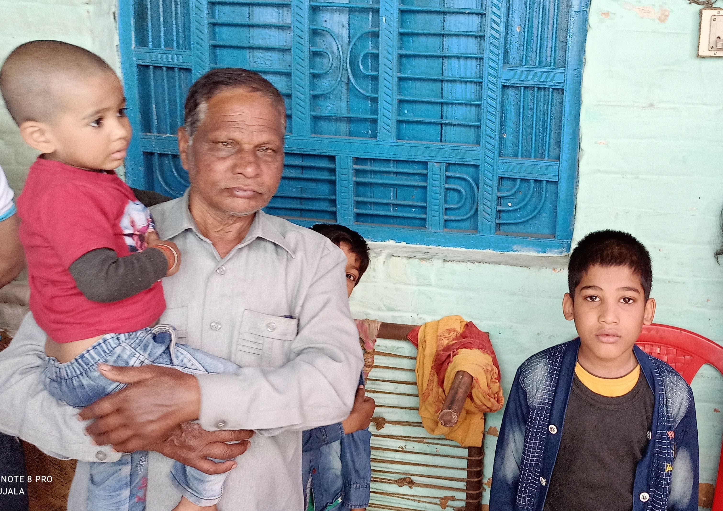 मां की मौत के बाद नाना श्याम नारायण की गोद में बेटी कृषिका व बैठा बेटा राज। मां की मौत के बाद नाना श्याम नारायण की गोद में बेटी कृषिका व बैठा बेटा राज।