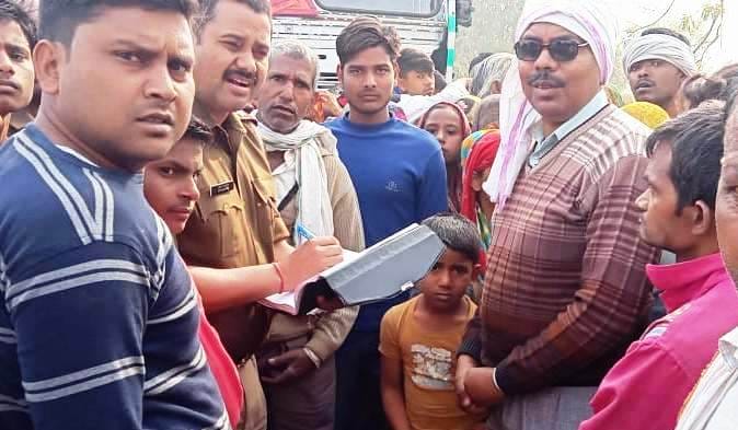 कासगंज सिढ़पुरा में सड़क हादसे के बाद पहुंची पुलिस शव के पंचनामा की कार्रवाई करती कासगंज सिढ़पुरा में सड़क हादसे के बाद पहुंची पुलिस शव के पंचनामा की कार्रवाई करती