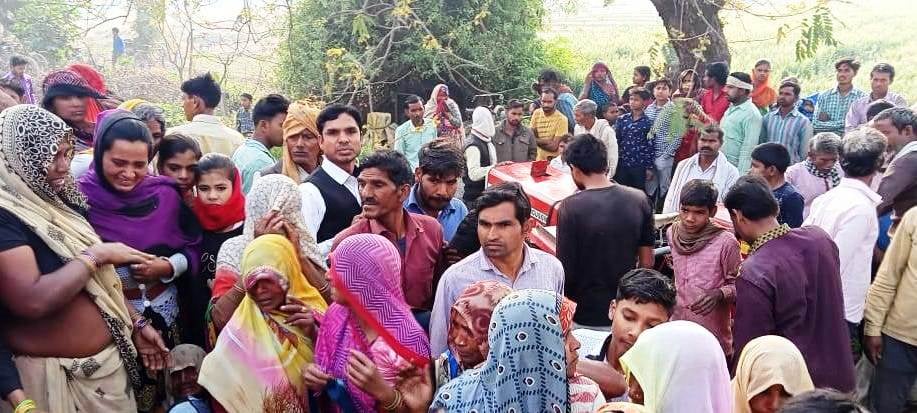 कासगंज सिढ़पुरा में सड़क हादसे में बालक की मौत के बाद एकत्रित लोग व रोते बिलखते परिजन कासगंज सिढ़पुरा में सड़क हादसे में बालक की मौत के बाद एकत्रित लोग व रोते बिलखते परिजन