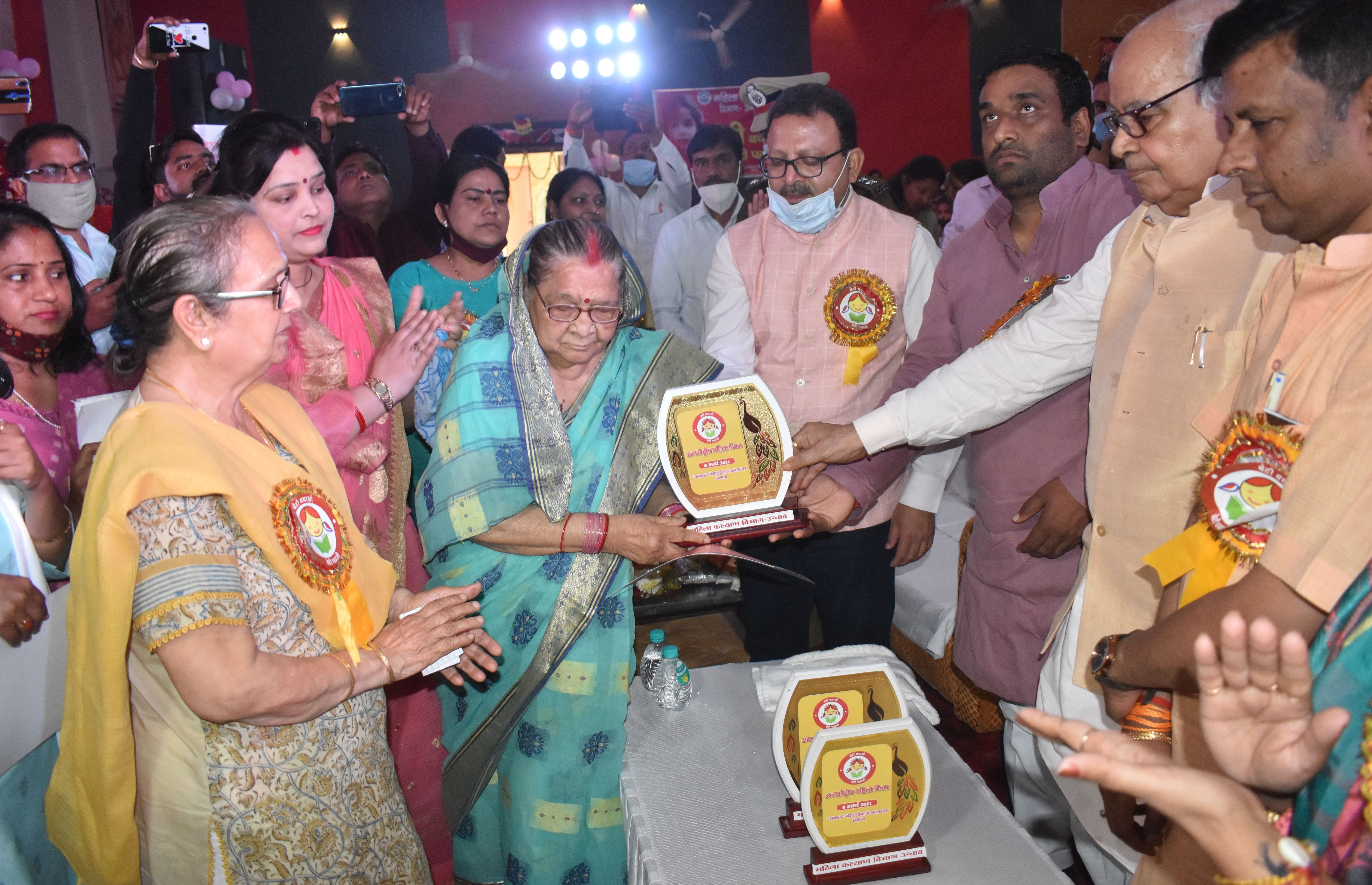 निराला प्रेक्षागृह में अंतरराष्ट्रीय महिला दिवस पर उद्यमी प्रकाशिनी श्रीवास्तव को प्रतीक चिन् निराला प्रेक्षागृह में अंतरराष्ट्रीय महिला दिवस पर उद्यमी प्रकाशिनी श्रीवास्तव को प्रतीक चिन्