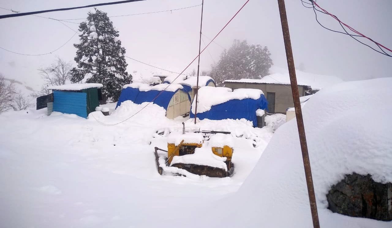 लास्पा में बर्फबारी के कारण सड़क चौड़ीकरण में दिक्कत हो रही हैं। लास्पा में बर्फबारी के कारण सड़क चौड़ीकरण में दिक्कत हो रही हैं।