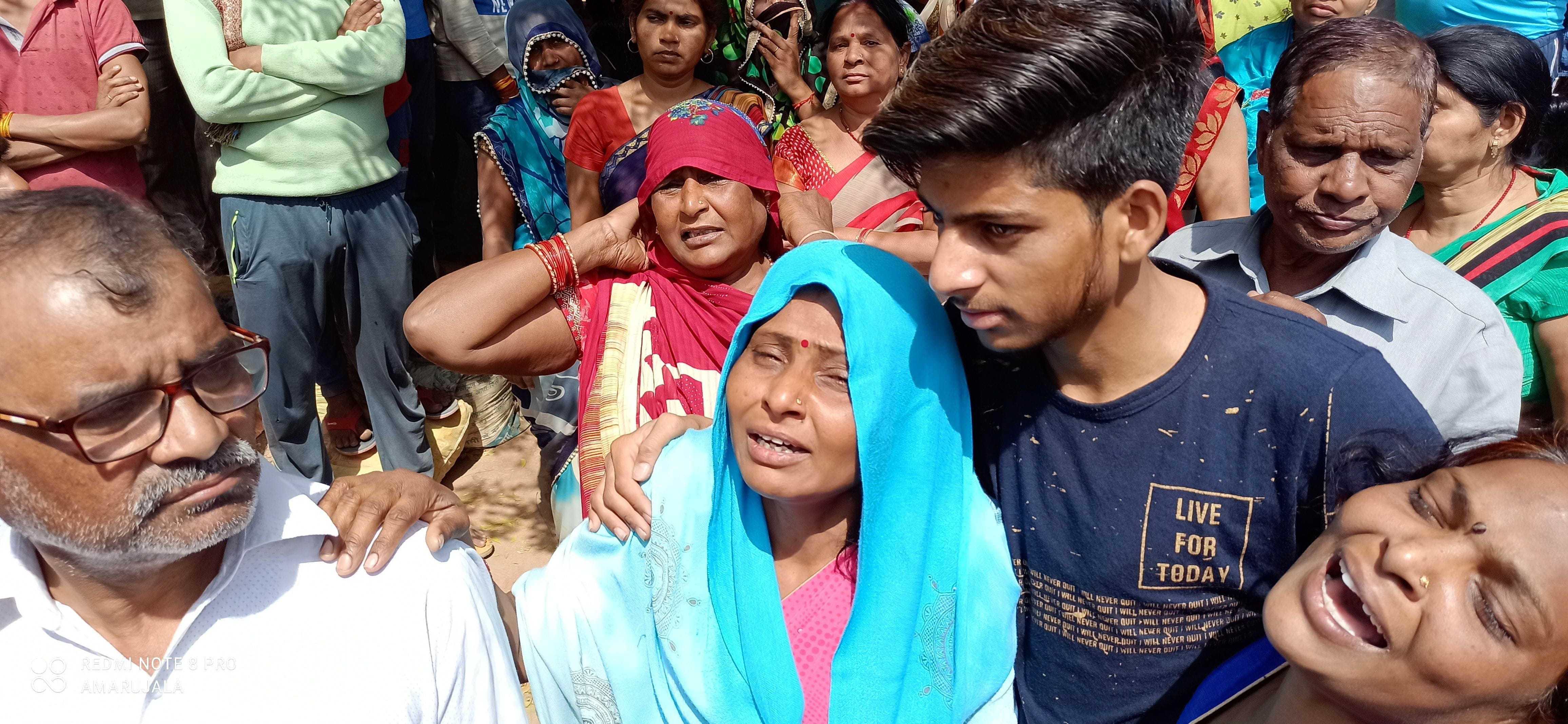 नीलम की मौत पर बिलखती बहन बांए व अन्य परिजन। नीलम की मौत पर बिलखती बहन बांए व अन्य परिजन।