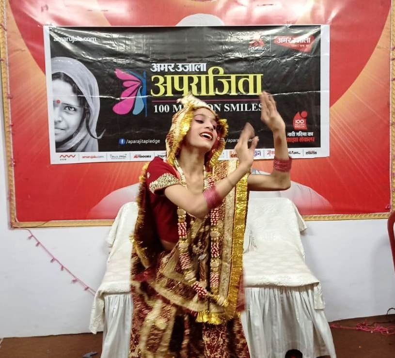 महिला दिवस को लेकर संगोष्ठी में नृत्य प्रस्तुत करता एक बालक। महिला दिवस को लेकर संगोष्ठी में नृत्य प्रस्तुत करता एक बालक।