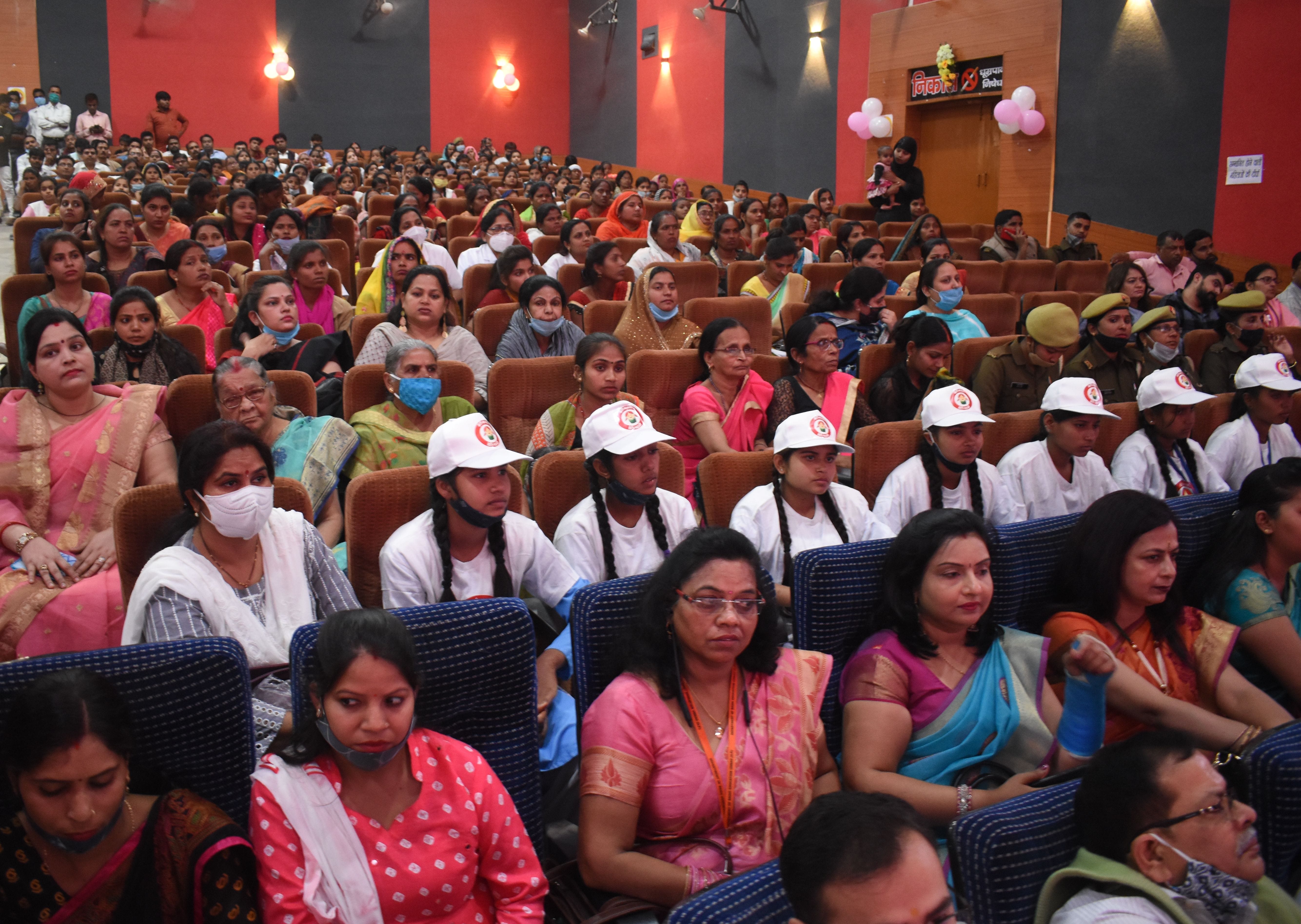 निराला प्रेक्षागृह में मौजूद महिलाएं व छात्राएं। निराला प्रेक्षागृह में मौजूद महिलाएं व छात्राएं।