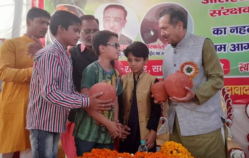 नहटौर में मुस्लिम राष्ट्रीय मंच के कार्यकम में राम मंदिर के लिए चंदे के रूप में गुल्लक देते मुस्ल नहटौर में मुस्लिम राष्ट्रीय मंच के कार्यकम में राम मंदिर के लिए चंदे के रूप में गुल्लक देते मुस्ल