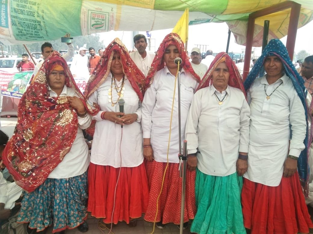 हरियाणवी परिधान में लोकगीत पेश करतीं महिलाएं। संवाद हरियाणवी परिधान में लोकगीत पेश करतीं महिलाएं। संवाद