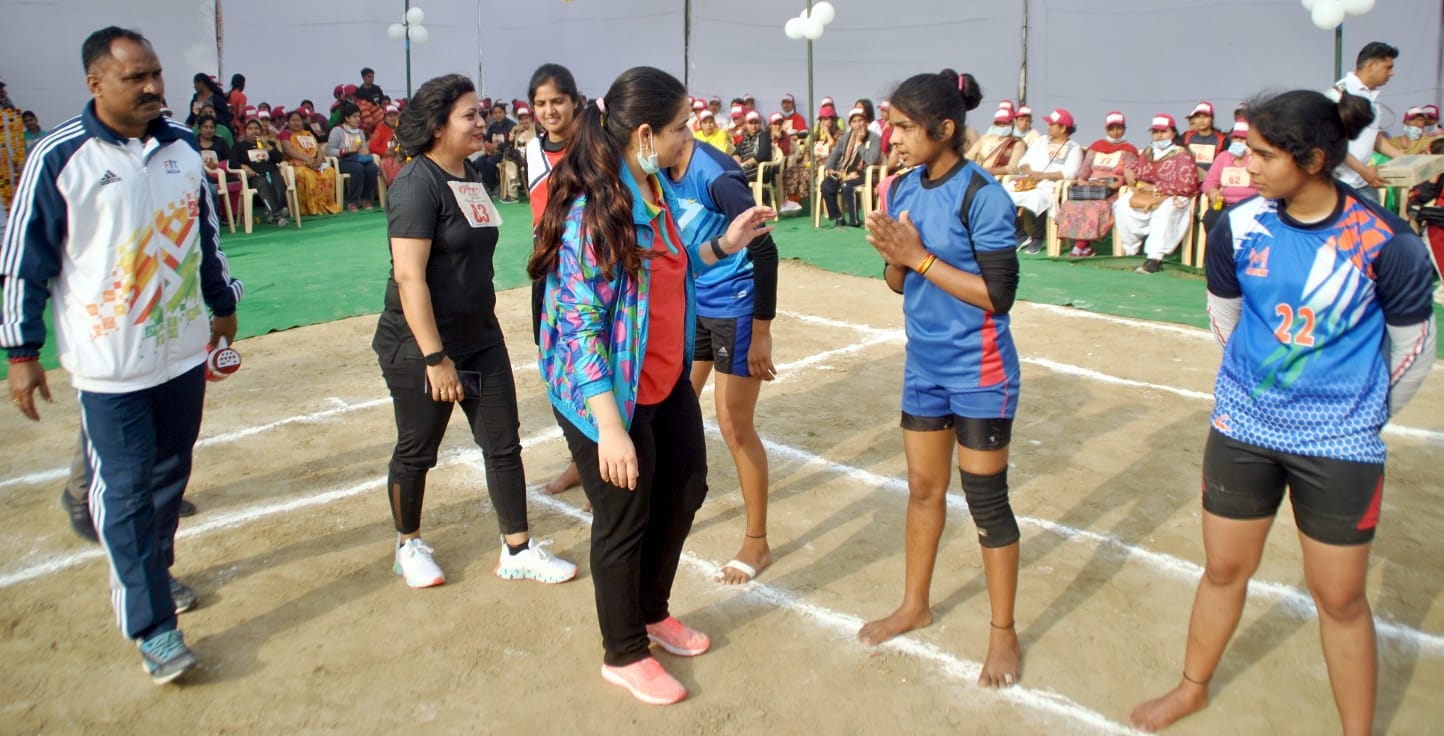 शामली उधम सिंह स्टेडियम आयोजित कब्बडी प्रतियोगिता में छात्राओ से परिचय लेती डीएम जसजीत शामली उधम सिंह स्टेडियम आयोजित कब्बडी प्रतियोगिता में छात्राओ से परिचय लेती डीएम जसजीत