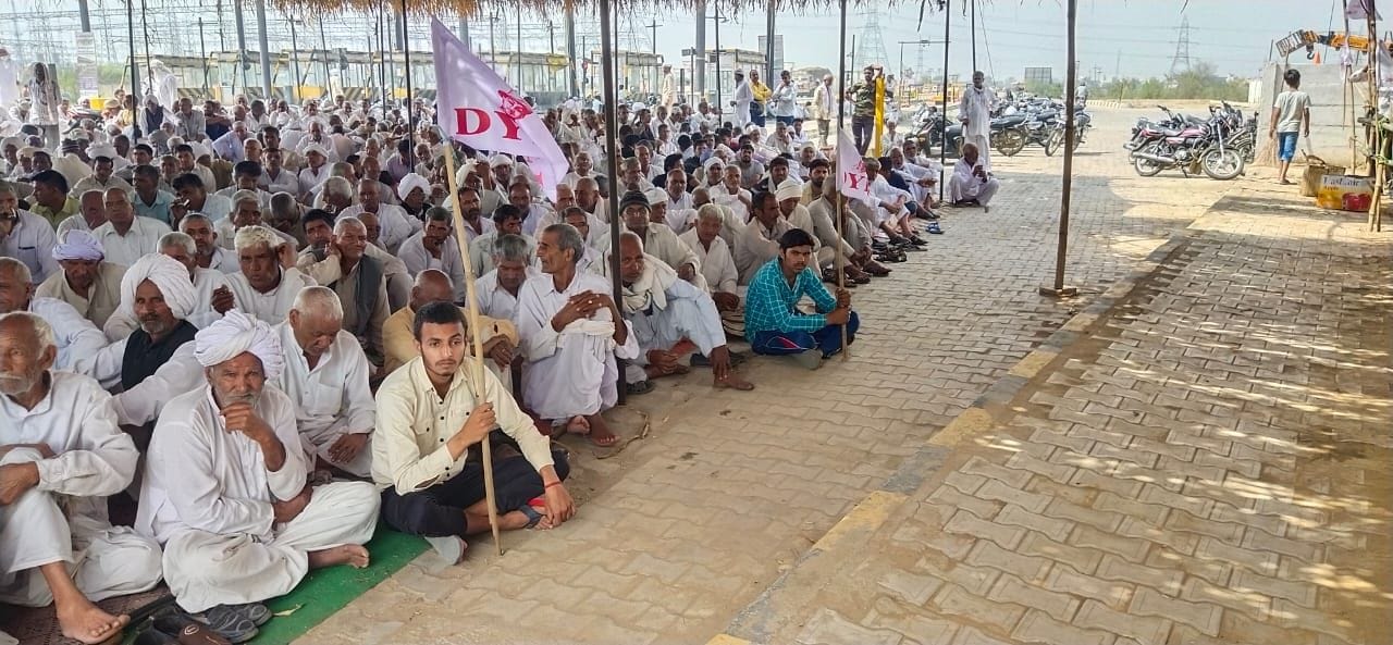  धरनास्थल पर मौजूद भारत की जनवादी नौजवान सभा के सदस्य। संवाद 