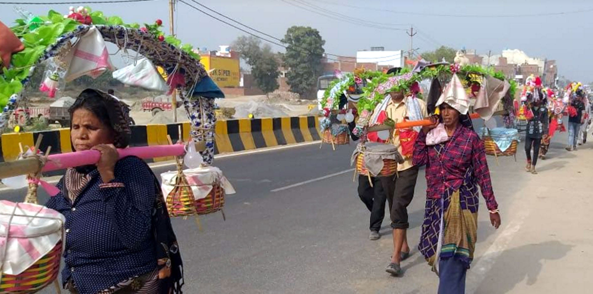 कासगंज सोरों रोड पर गुजरतीं महिला कांवड़ियां