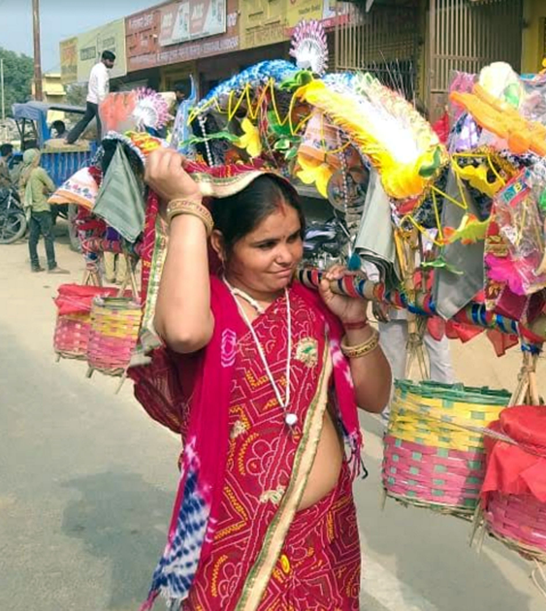 कासगंज सोरों पर गुजरती महिला कांवड़िया