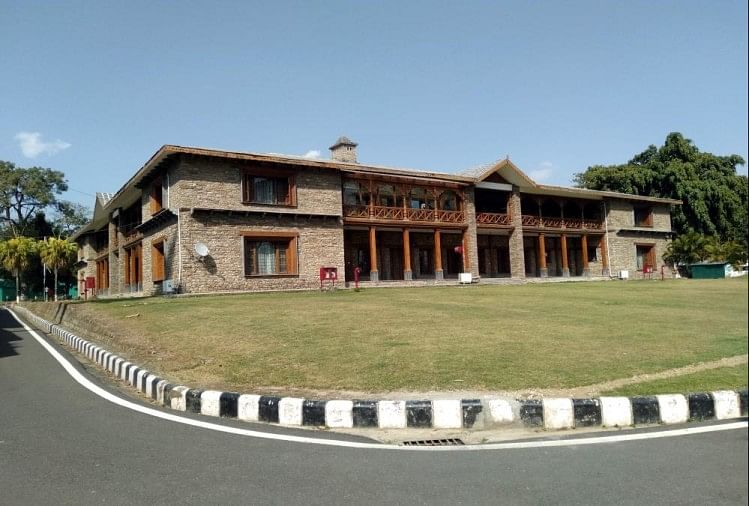 Khaskhabar/9 मार्च को त्रिवेंद्र सिंह रावत के इस्तीफा दे दिया है. इसके बाद मुख्यमंत्री आवास के मनहूस होने की अफवाहें एक बार फिर चर्चा का विषय बन गई है. उत्तराखंड की राजनीति के इतिहास को देखते हुए देहरादून स्थित मुख्यमंत्री आवास को
