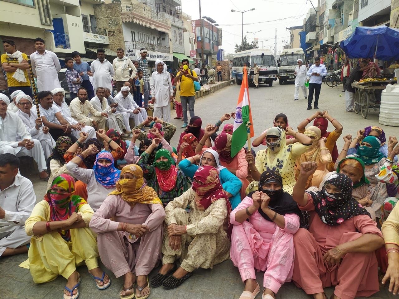  जींद के भाजपा विधायक डॉ. कृष्ण मिड्ढा के आवास के बाहर धरने पर बैठीं महिलाएं। अमर उजाला।