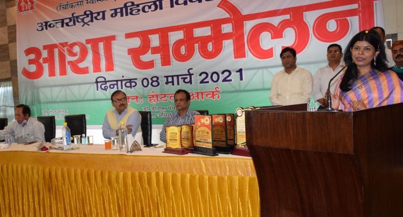 रुद्रपुर में आशा कार्यकर्ताओं को संबोधित करतीं डीएम रंजना राजगुरू। रुद्रपुर में आशा कार्यकर्ताओं को संबोधित करतीं डीएम रंजना राजगुरू।
