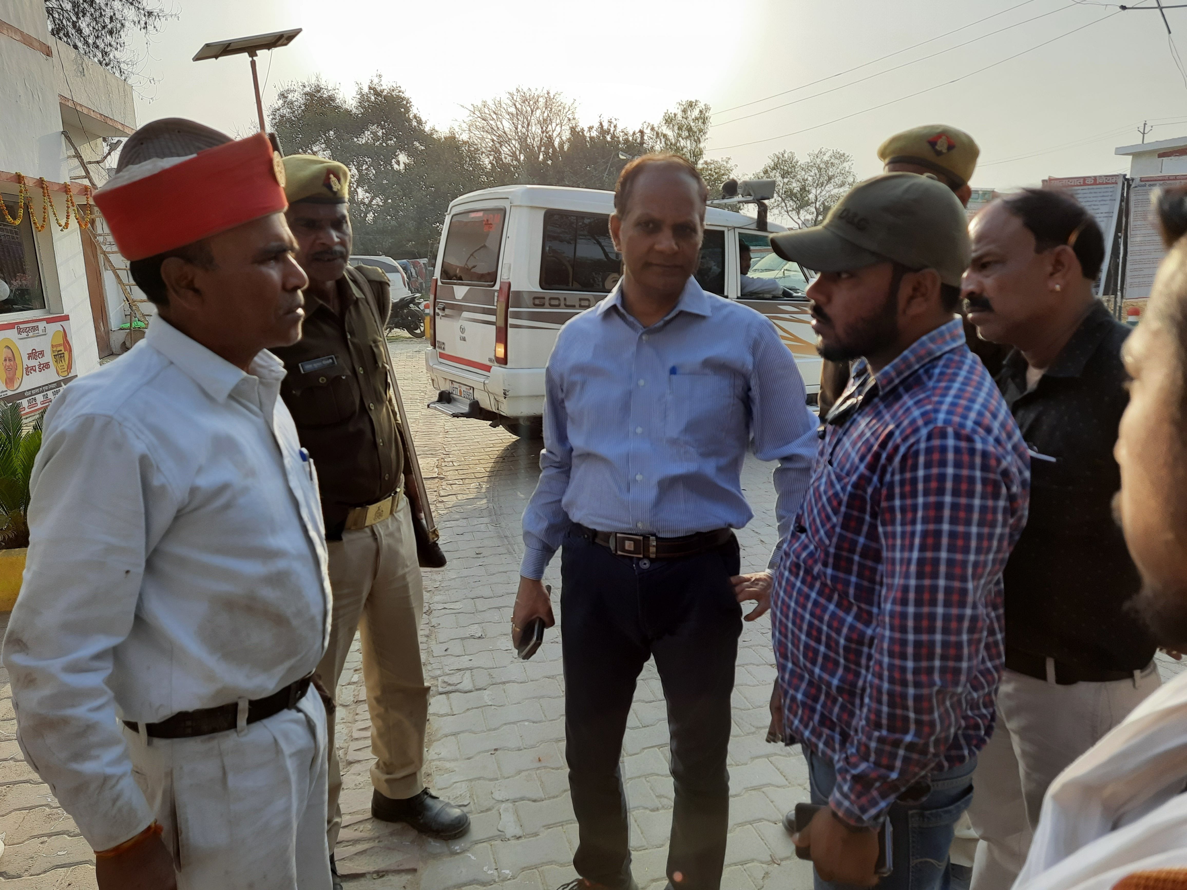 अकबरपुर कोतवाली में मौजूद एसडीएम राजीवराज, अर्दली शिवराम पाल व अन्य। अकबरपुर कोतवाली में मौजूद एसडीएम राजीवराज, अर्दली शिवराम पाल व अन्य।