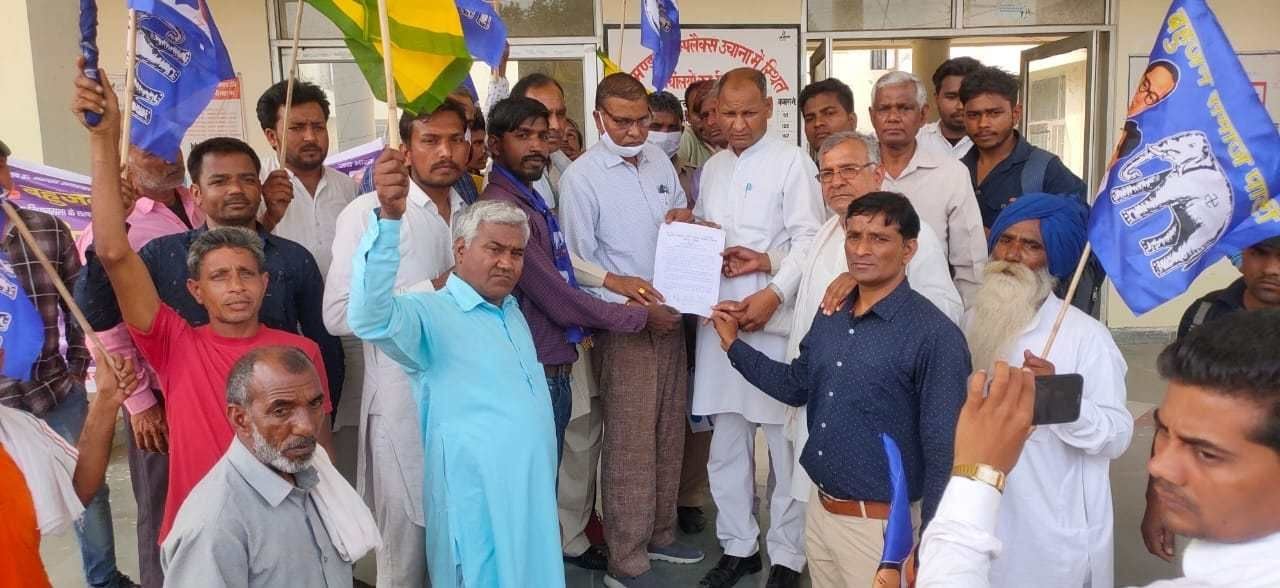  नायब तहसीलदार को ज्ञापन सौंपते बसपा कार्यकर्ता। संवाद
