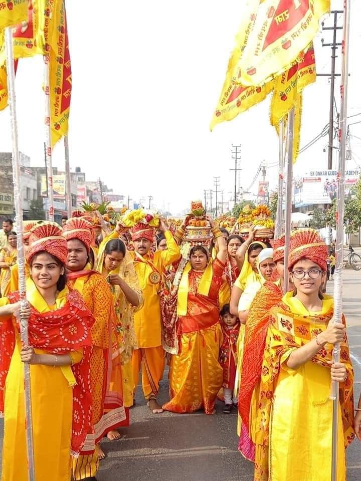  बाजपुर में श्रीमद्भागवत कथा के शुभारंभ पर कलश शोभायात्रा निकालतीं महिलाएं।