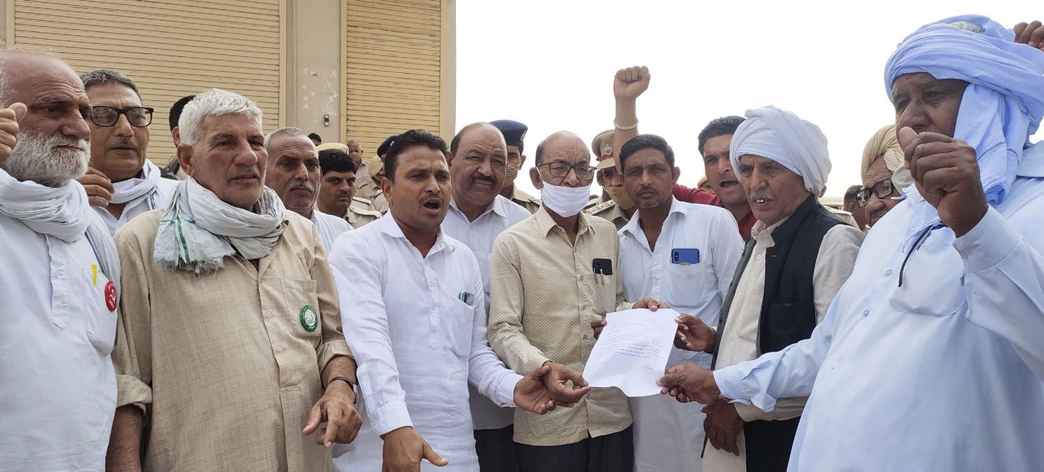  नायब तहसीलदार को ज्ञापन सौंपते किसान। संवाद 
