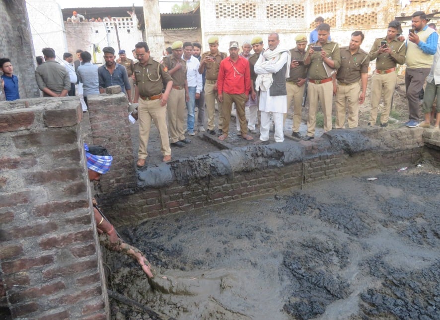 नजीबाबाद में क्रेशर के झारे से किशोर कांवड़िए का शव निकालती पुलिस। नजीबाबाद में क्रेशर के झारे से किशोर कांवड़िए का शव निकालती पुलिस।