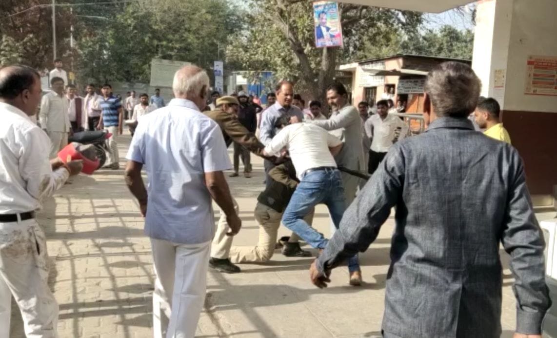 एसडीएम व हमराहियों से हाथापाई करता जिला अस्पताल का वार्ड ब्वाय रजनीश शुक्ला। एसडीएम व हमराहियों से हाथापाई करता जिला अस्पताल का वार्ड ब्वाय रजनीश शुक्ला।