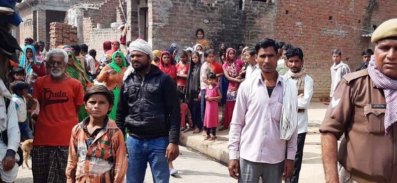 कासगंज के सिढ़पुरा में महिला की आत्महत्या के बाद एकत्रित ग्रामीण कासगंज के सिढ़पुरा में महिला की आत्महत्या के बाद एकत्रित ग्रामीण