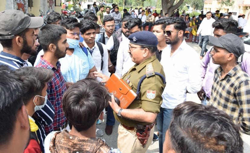 रुद्रपुर डिग्री कालेज में आक्रोशित छात्रों को समझाते कोतवाल।