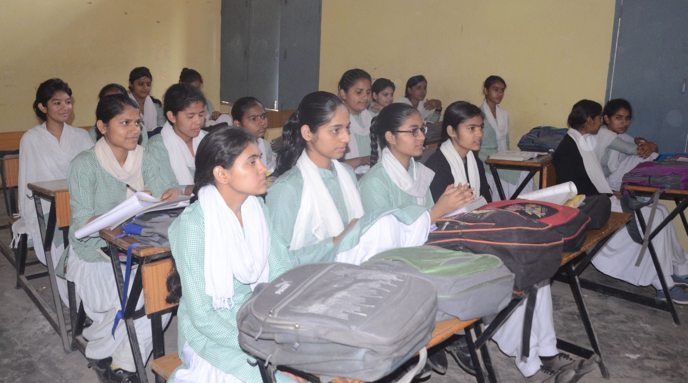 राजकीय कन्या स्कूल में मास्क के बिना दो बेंच को मिलाकर बैठीं चार छात्राएं। राजकीय कन्या स्कूल में मास्क के बिना दो बेंच को मिलाकर बैठीं चार छात्राएं।