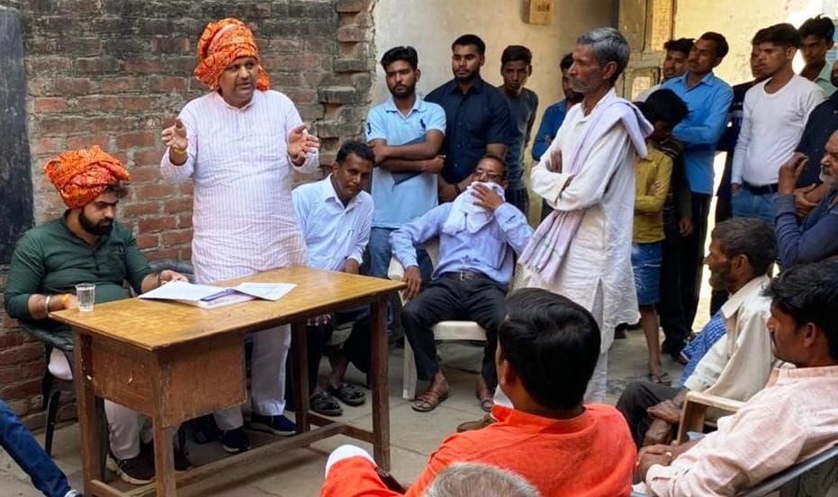 चुनावों को लेकर बैठक को संबोधित करते भाजपा नेता संजय सिंह चुनावों को लेकर बैठक को संबोधित करते भाजपा नेता संजय सिंह