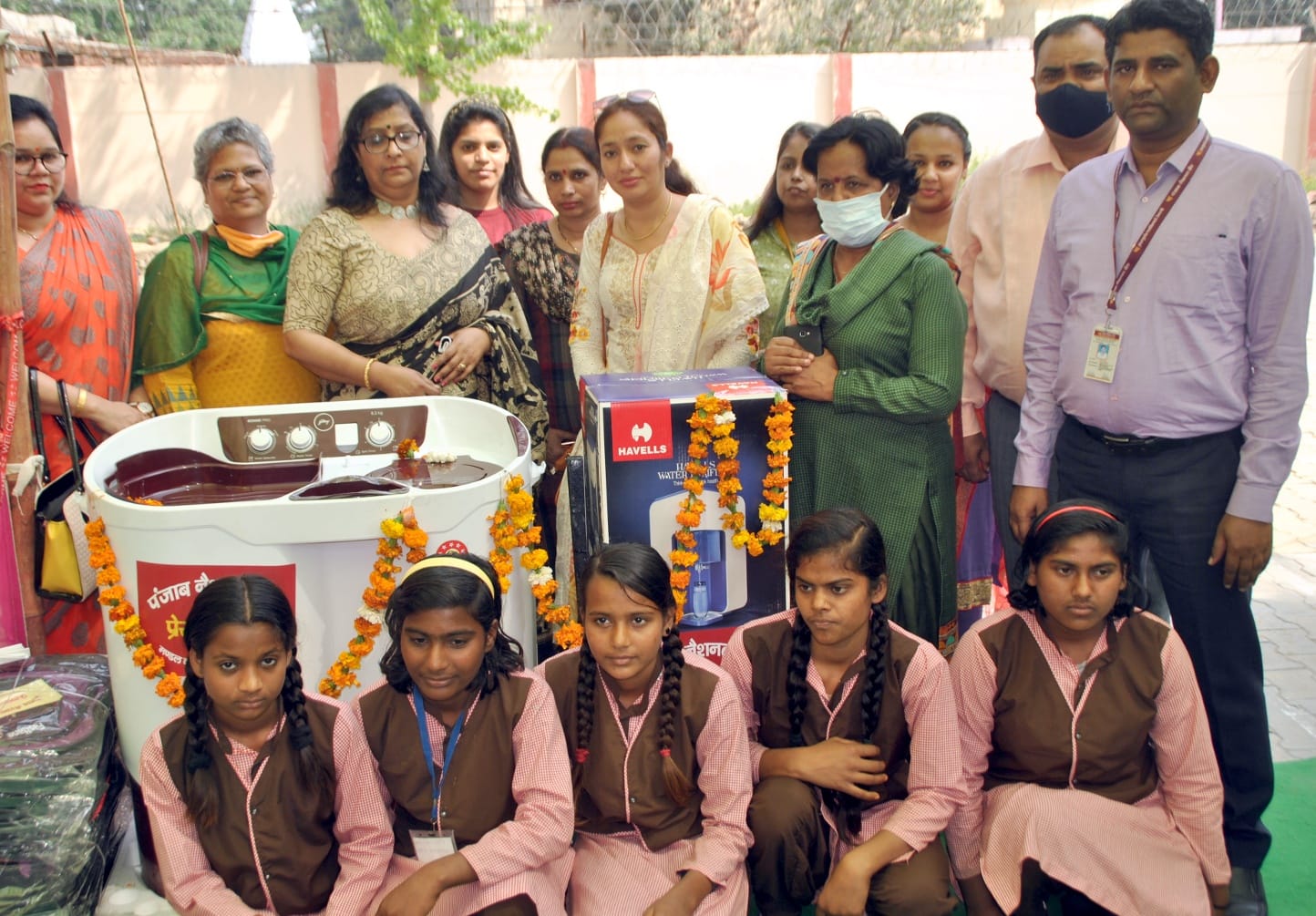शामली कस्तुरबा गांधी बालिका विद्यालय बनत महिला दिवस पर आयोजित कार्यक्रम में वाशींग मशीन भेट कर ?