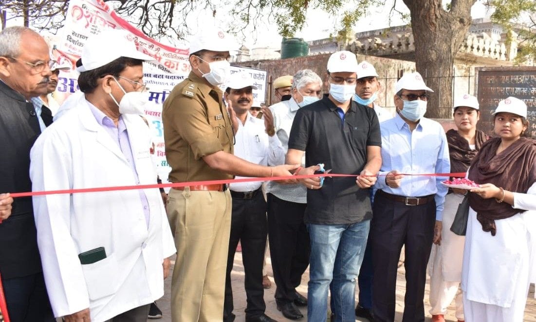 महिला दिवस पर बागला जिला अस्पताल से निकाली गई रैली का फीता काटकर शुभारंभ करते डीएम, एसपी।