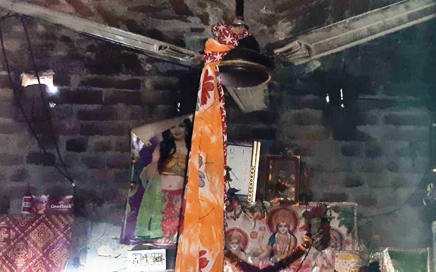 कासगंज के सिढ़पुरा में वह पंखा जिसपर फांसी लगाकर महिला ने आत्महत्या की कासगंज के सिढ़पुरा में वह पंखा जिसपर फांसी लगाकर महिला ने आत्महत्या की