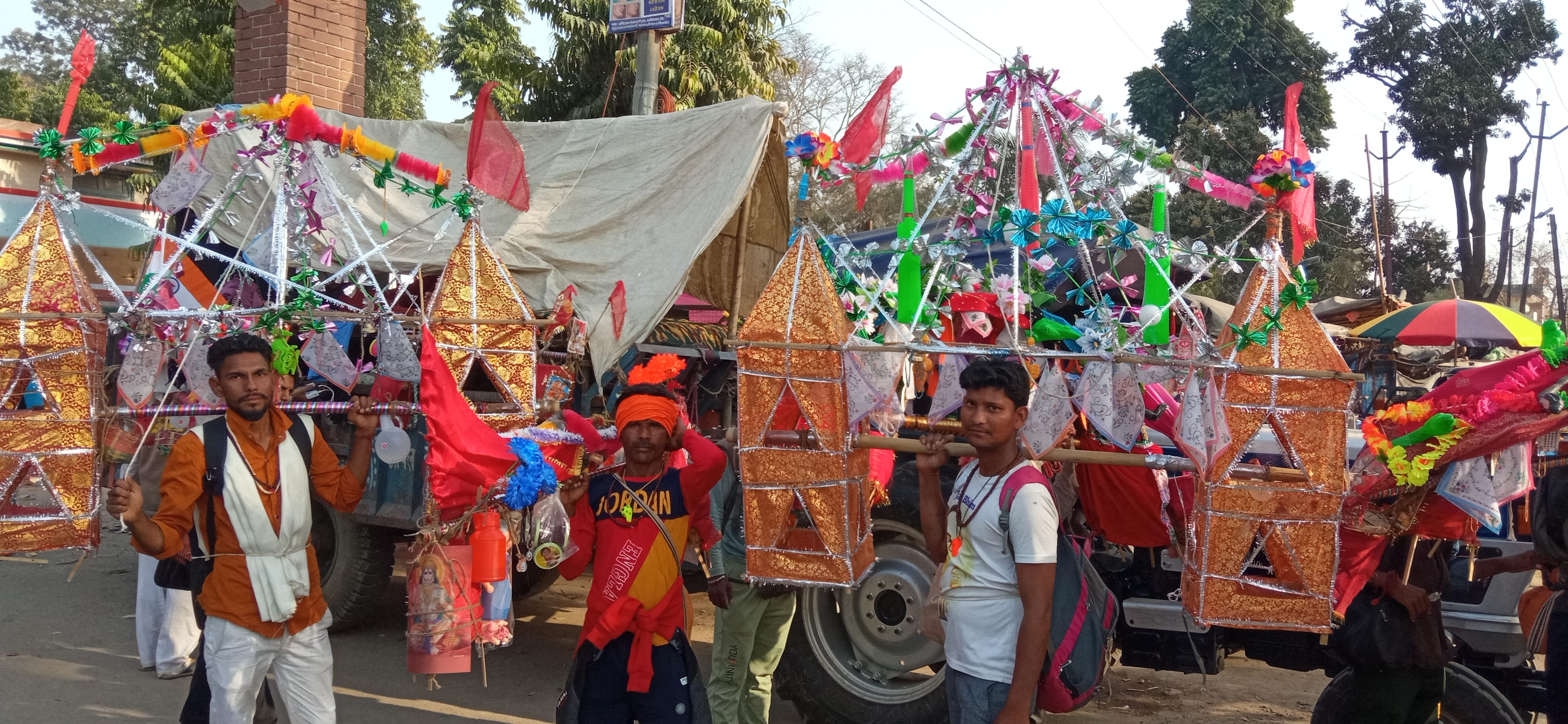 कोतवाली देहात से कांवड लेकर गुजरते भोले के भक्त।