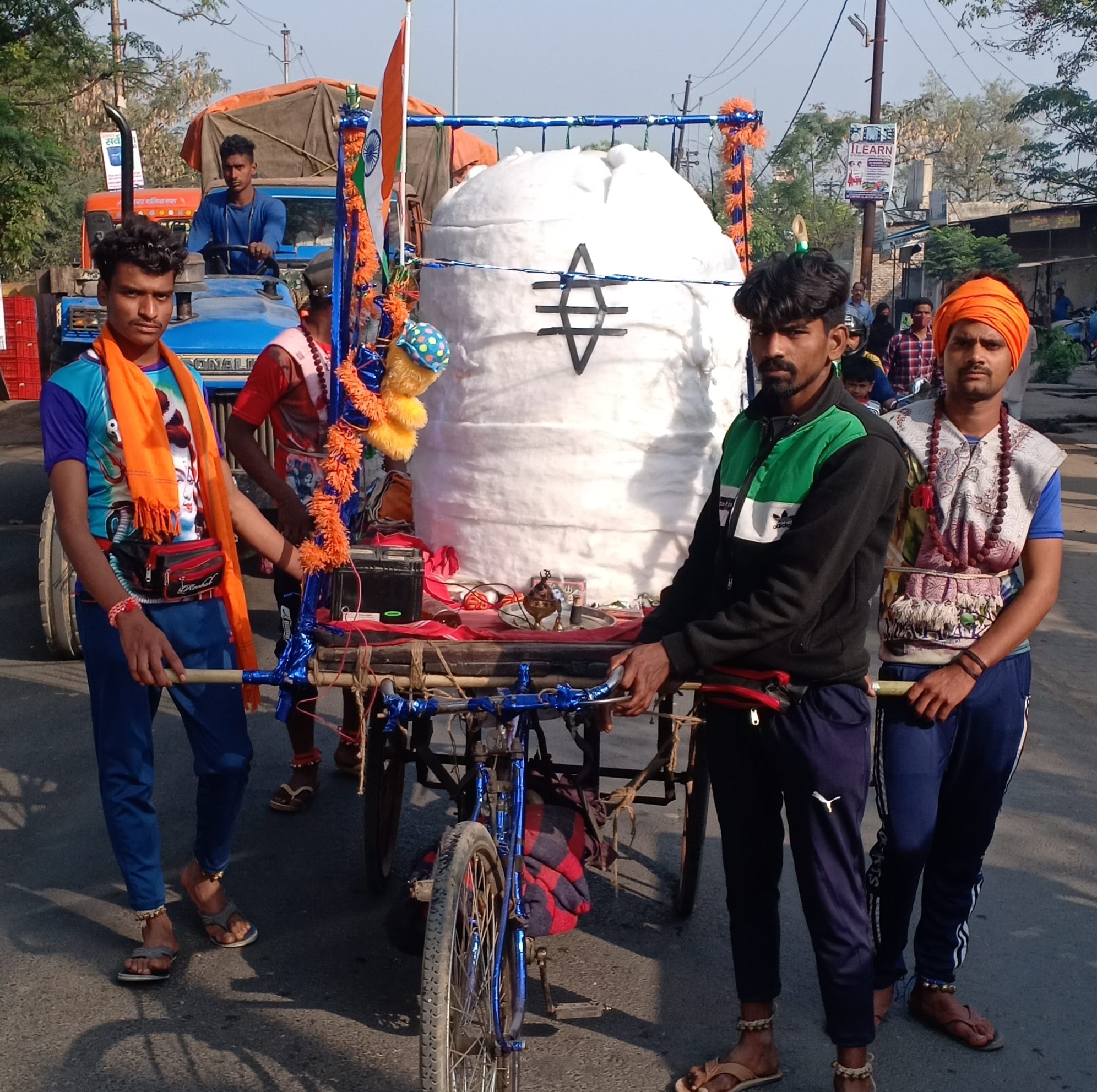 नगीना से शिवलिंग के रूप में कावड़ ले जाते शिव भक्त।