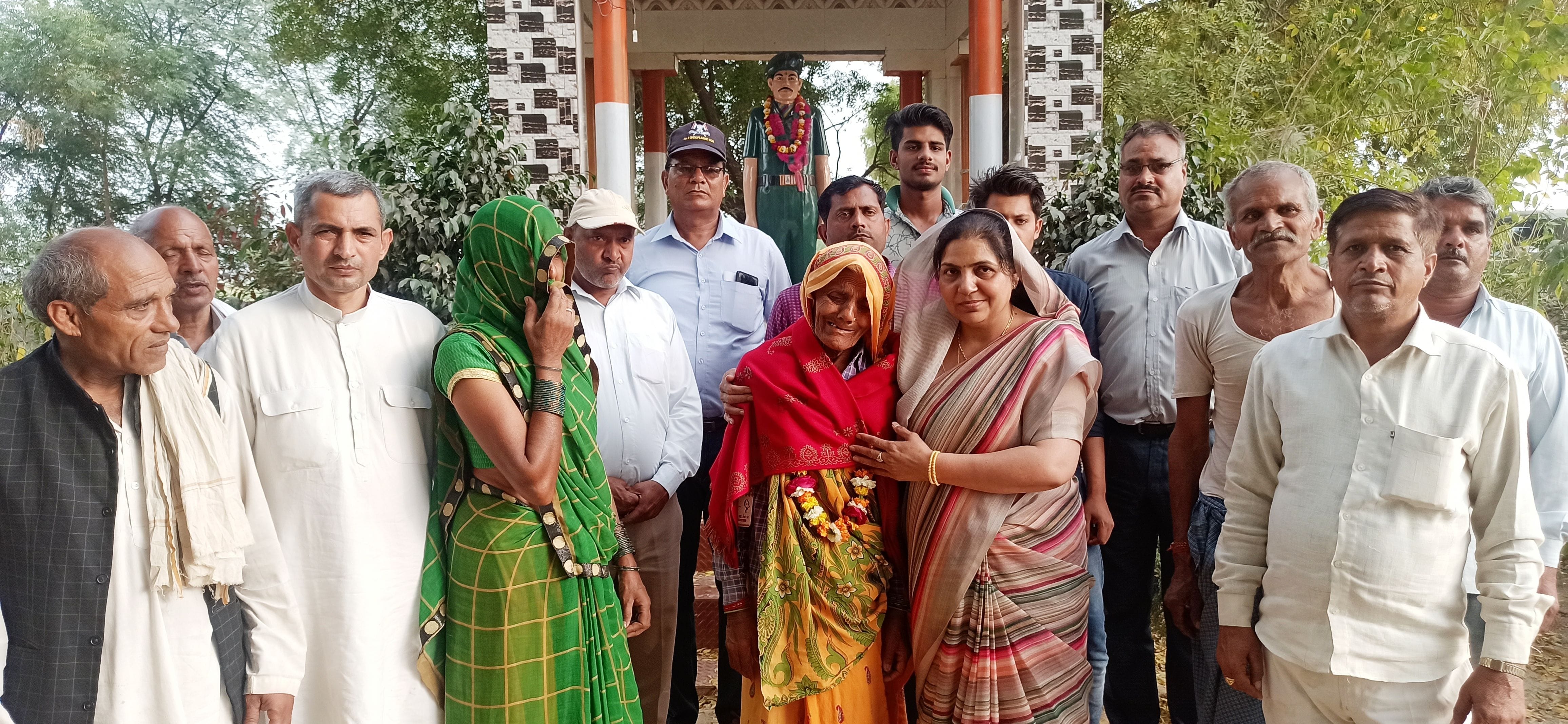 गांव भूतिया में शहीद सत्यवीर की मां का शॉल ओढ़ाकर सम्मान करतीं रालोद नेता गुड्डू चौधरी की पत्नी श