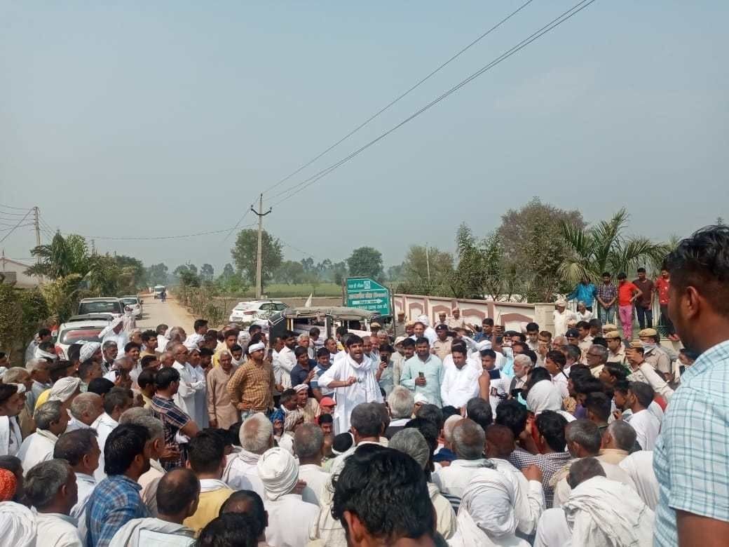  खरकरामजी गांव में विधायक के निवास पर सरकार के खिलाफ वोटिंग करने की मांग करने पहुंचे किसान। संवाद