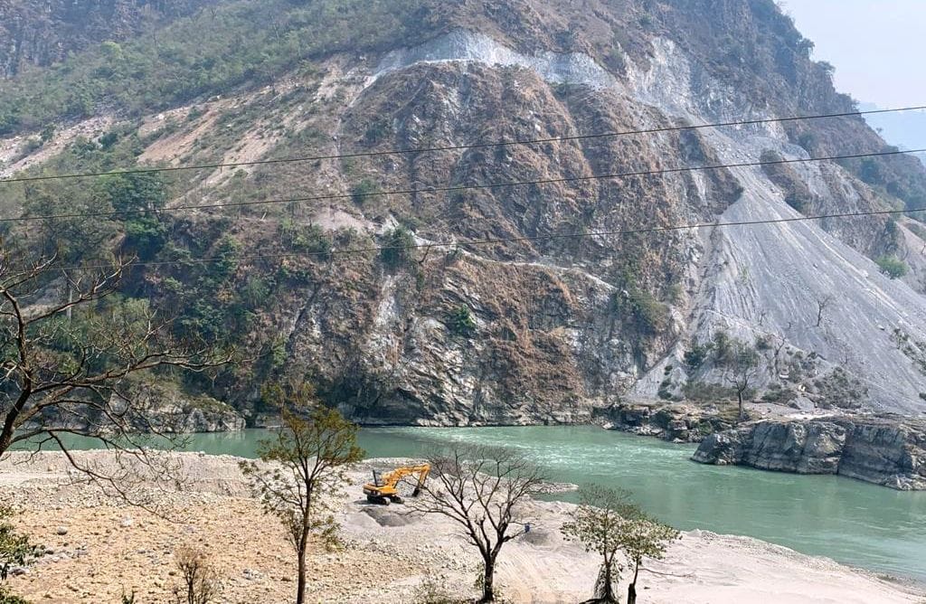 भारतीय सीमा पर नजर रखने के लिए नेपाल में बन रही सड़क। भारतीय सीमा पर नजर रखने के लिए नेपाल में बन रही सड़क।