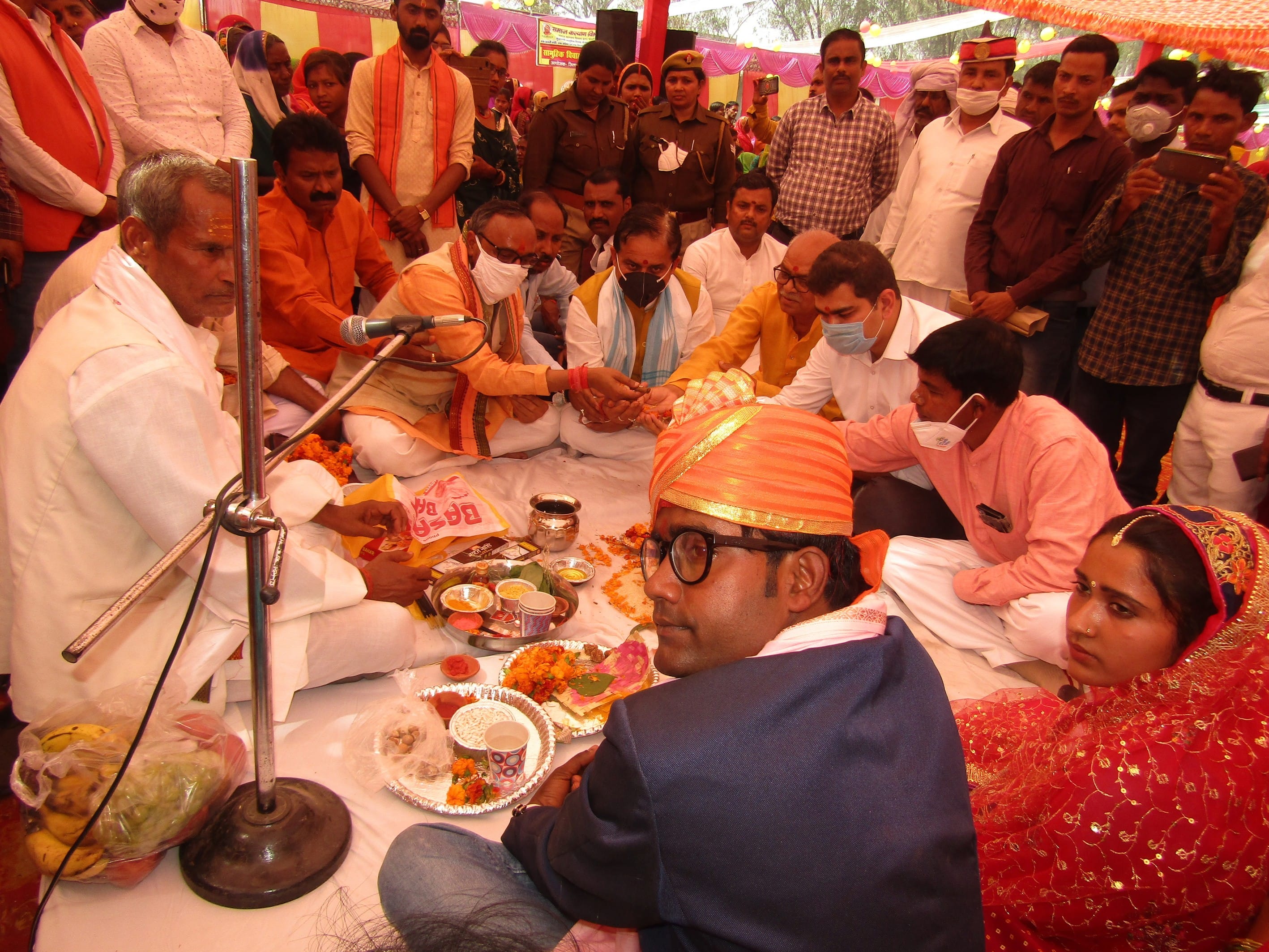 उरमौरा स्थित डायट परिसर में मुख्यमंत्री सामूहिक विवाह योजना में वर कन्या का पुजन करते अतिथिगण। उरमौरा स्थित डायट परिसर में मुख्यमंत्री सामूहिक विवाह योजना में वर कन्या का पुजन करते अतिथिगण।