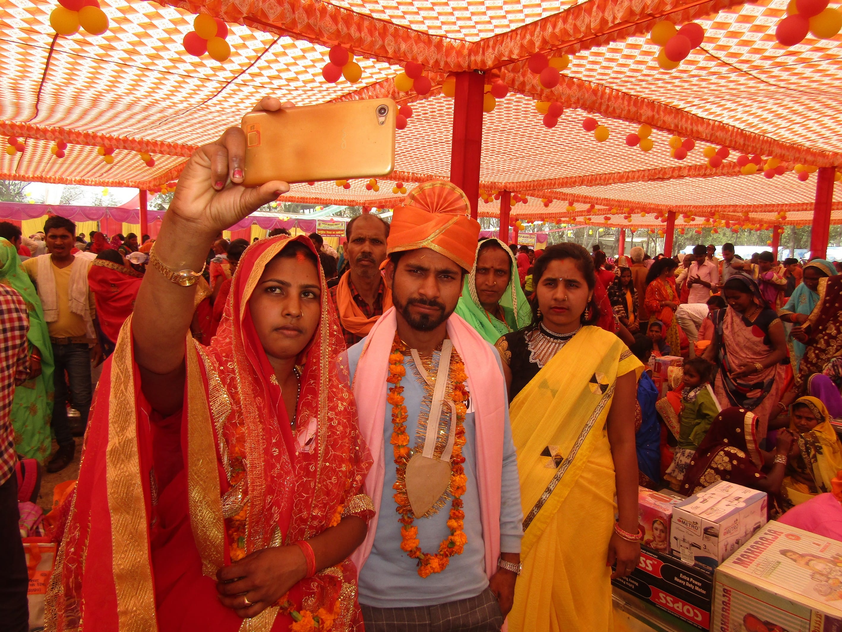 उरमौरा स्थित डायट परिसर में मुख्यमंत्री सामूहिक विवाह में मोबाइल से सेल्फी लेते वर कन्या। उरमौरा स्थित डायट परिसर में मुख्यमंत्री सामूहिक विवाह में मोबाइल से सेल्फी लेते वर कन्या।