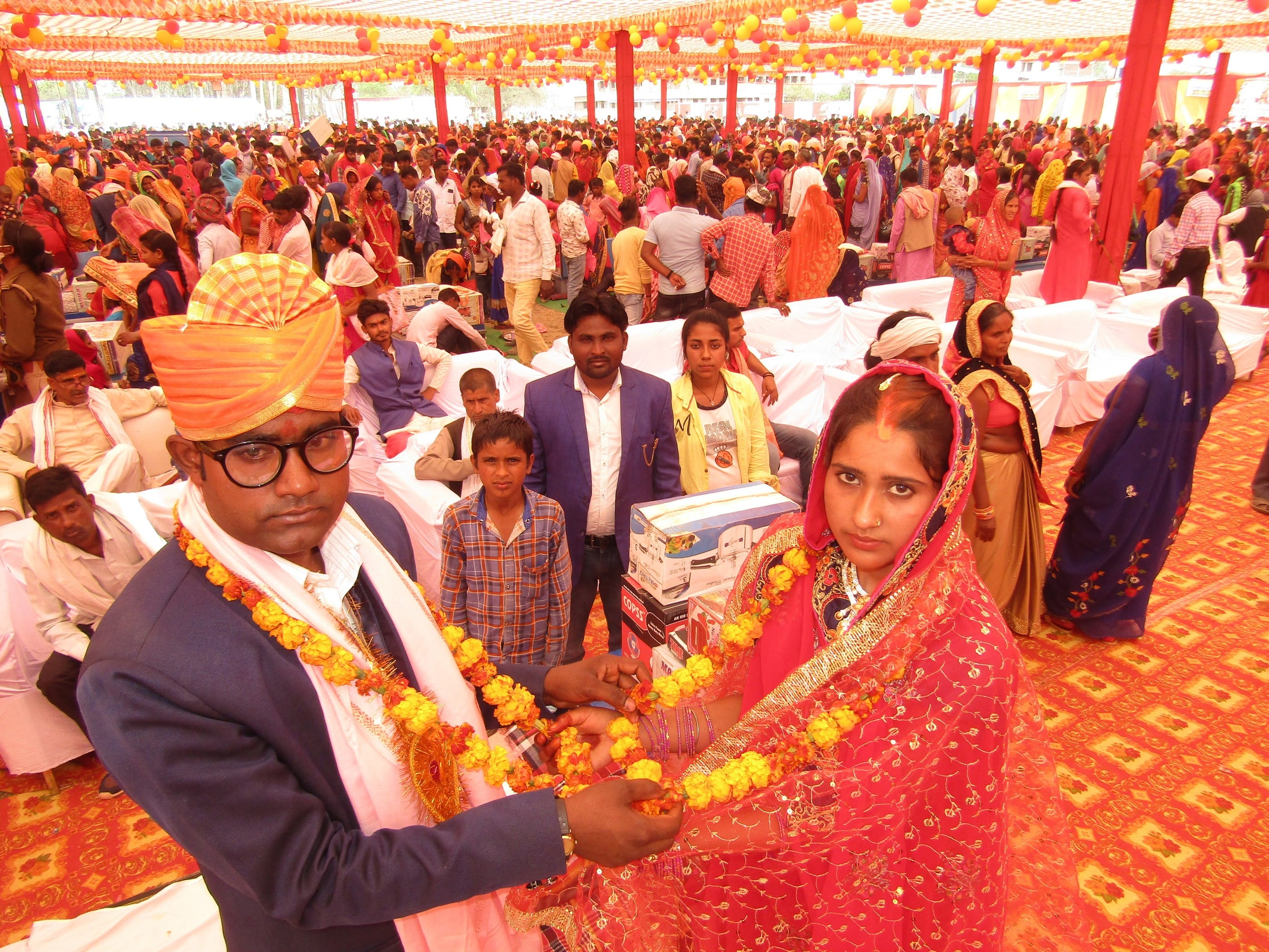 उरमौरा स्थित डायट परिसर में मुख्यमंत्री सामूहिक विवाह में वर माला डालते वर-कन्या। उरमौरा स्थित डायट परिसर में मुख्यमंत्री सामूहिक विवाह में वर माला डालते वर-कन्या।