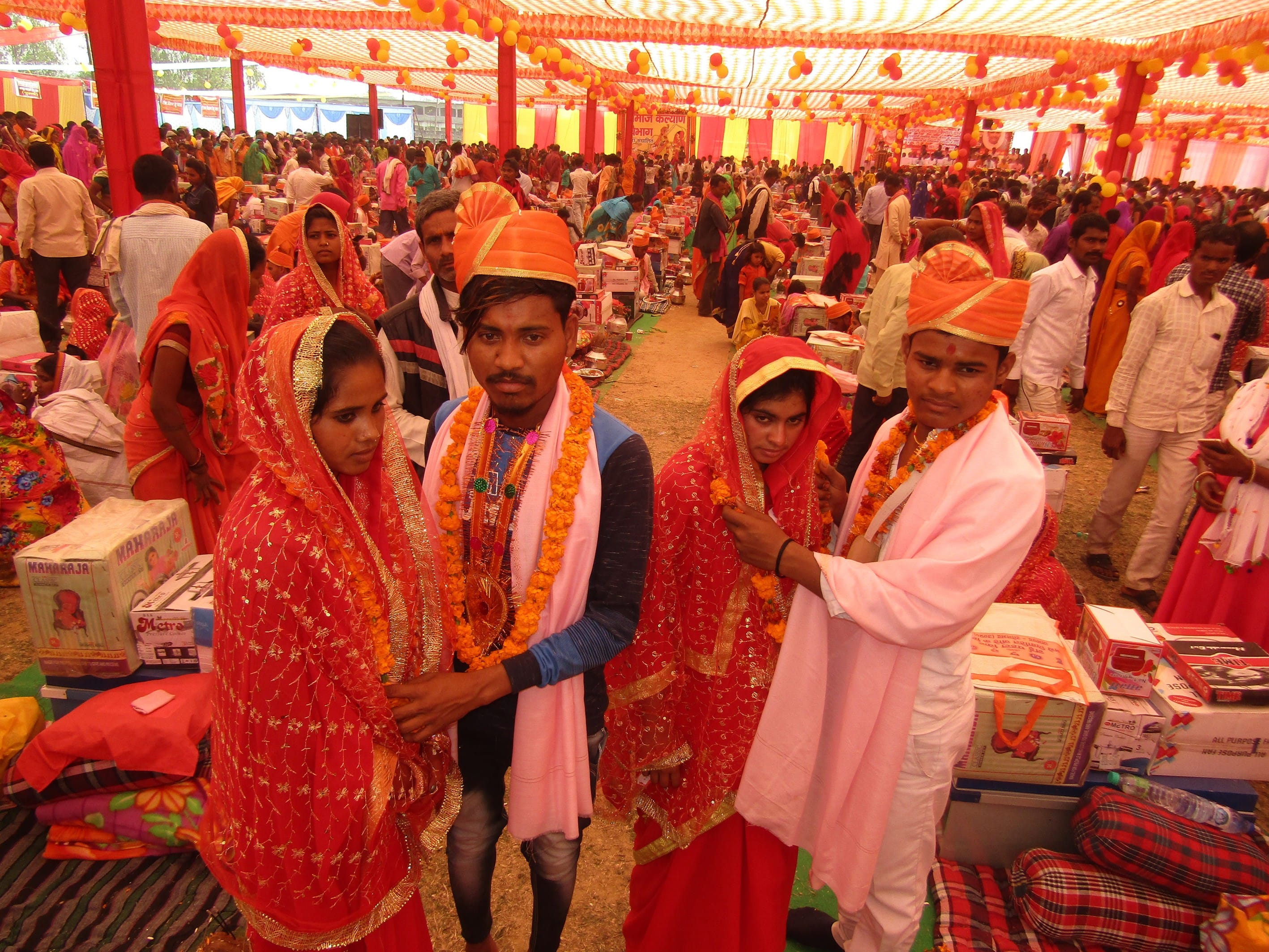 उरमौरा स्थित डायट परिसर में मुख्यमंत्री सामूहिक विवाह में वर माला डालते वर वधू। उरमौरा स्थित डायट परिसर में मुख्यमंत्री सामूहिक विवाह में वर माला डालते वर वधू।