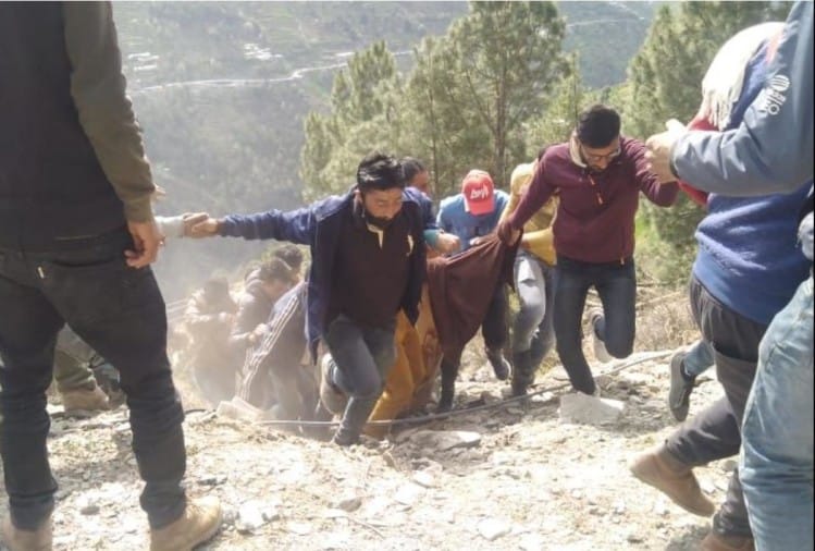 चंबा हादसा: बस की सीटों के स्ट्रेचर बनाकर, कंबल-बेडशीट के सहारे खाई से निकाले घायल