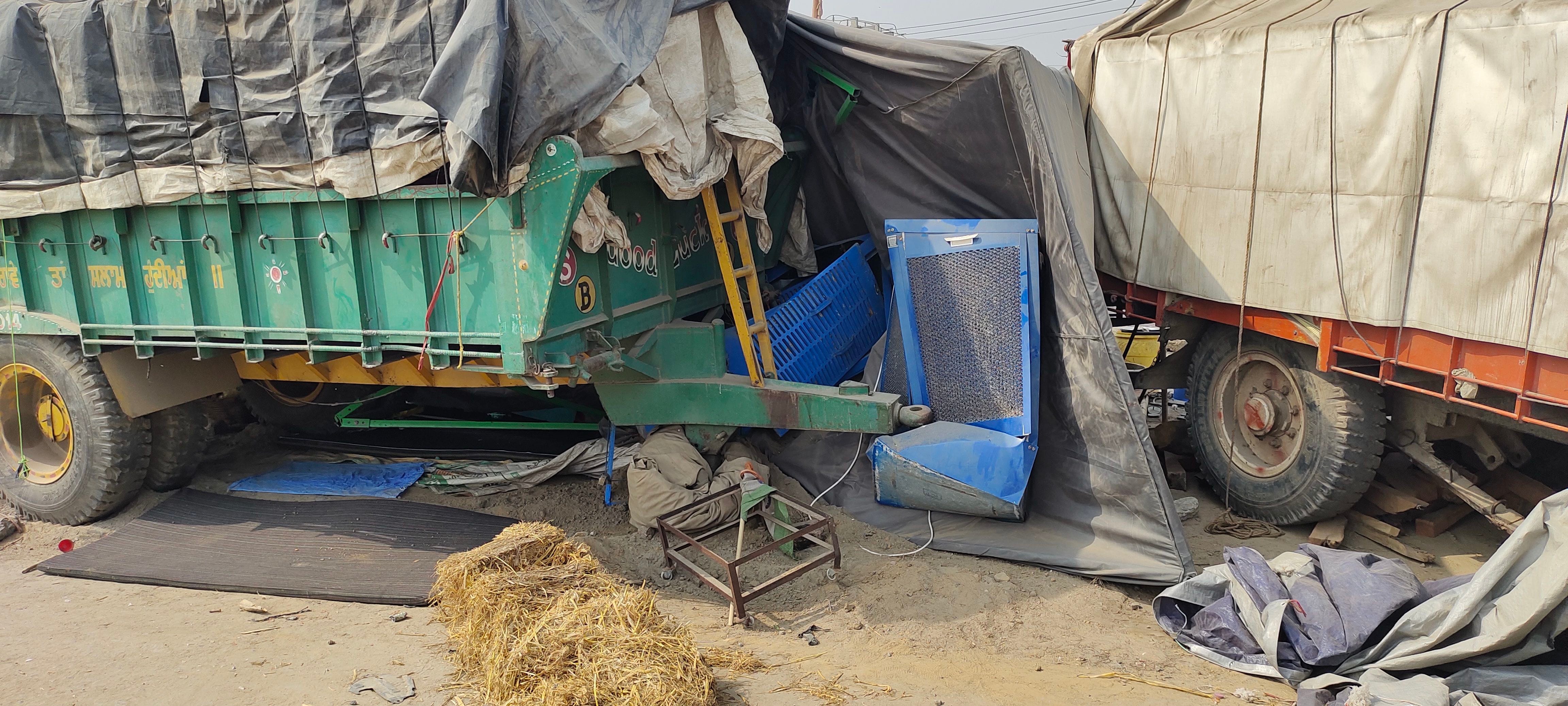 ट्रक की टक्कर से क्षतिग्रस्त किसानों का सामान। ट्रक की टक्कर से क्षतिग्रस्त किसानों का सामान।