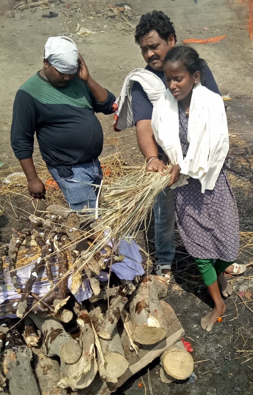 रामघाट पर पिता को मुखाग्नि देती बेटी मीरा साहू। संवाद रामघाट पर पिता को मुखाग्नि देती बेटी मीरा साहू। संवाद