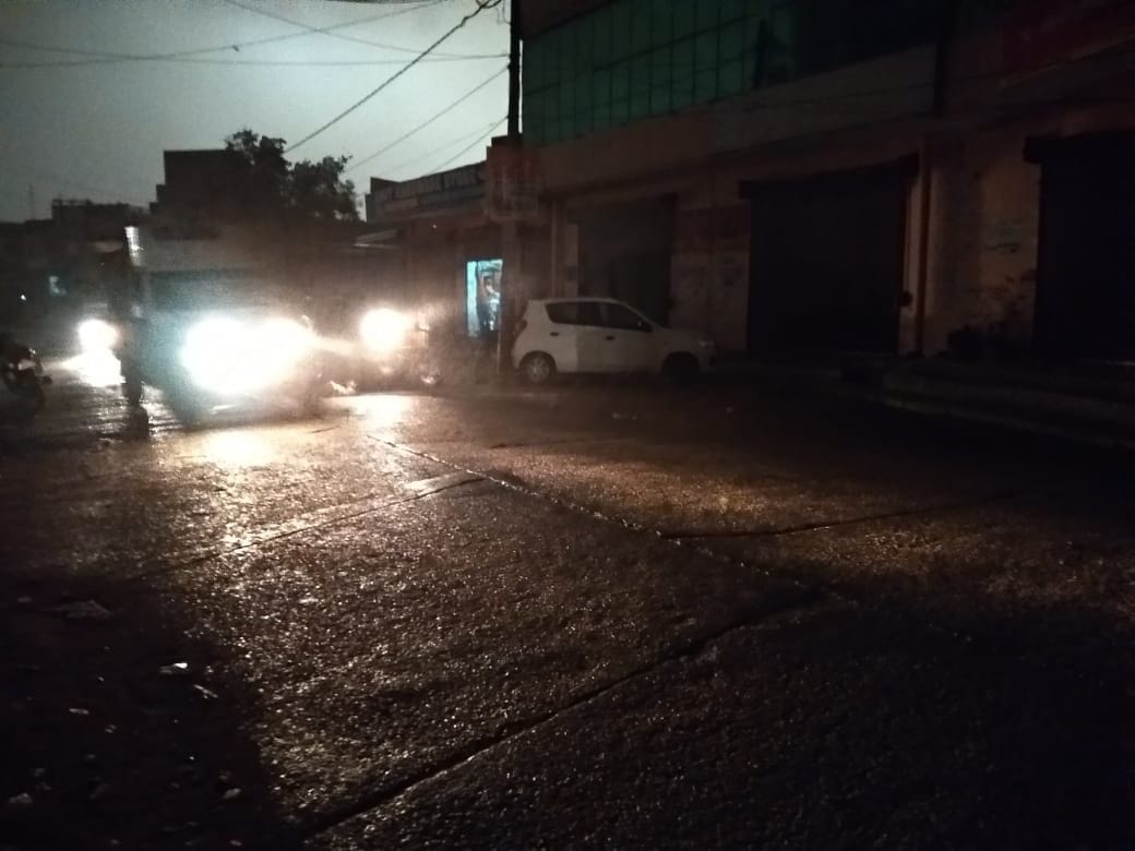  झज्जर में हो रही बूंदाबांदी के दौरान सड़क से गुजरते वाहन। संवाद